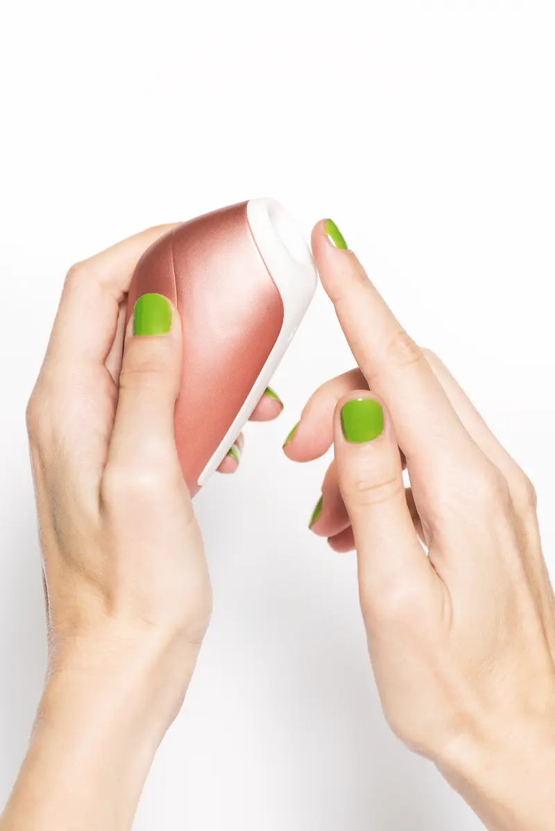 LOVE BREEZE AIR PULSE STIMULATOR BY SATISFYER